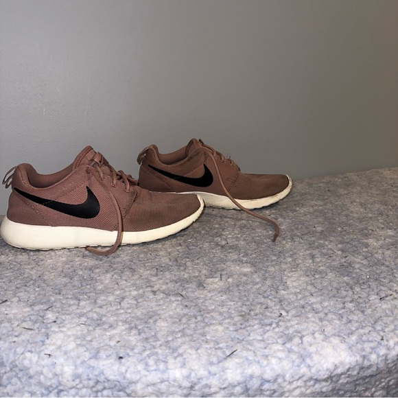 Nike Women’s Pink Taupe Roshe Run - Size 7.5 - Picture 5 of 10